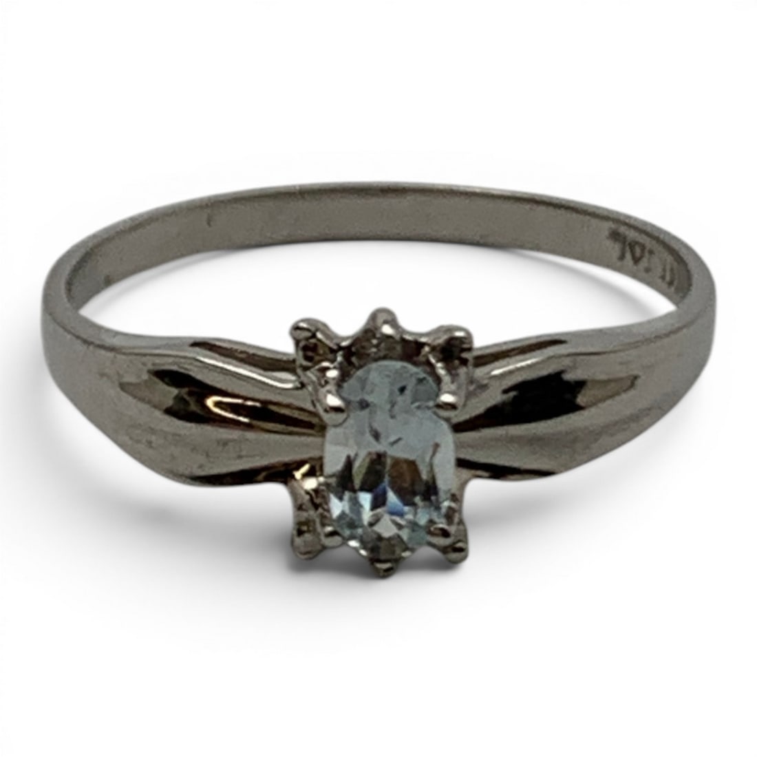 14k White Gold Diamond & Aquamarine Ring: 14k White Gold Ring Featuring 1 Oval Cut Center Set Aquamarine Gemstone Flanked By 6 Round Cut Diamonds Marked 14k - Size 6 - 0.8 DwtGemstones Tested With Presidium Gem Tester Il - Berners Does Not Gu