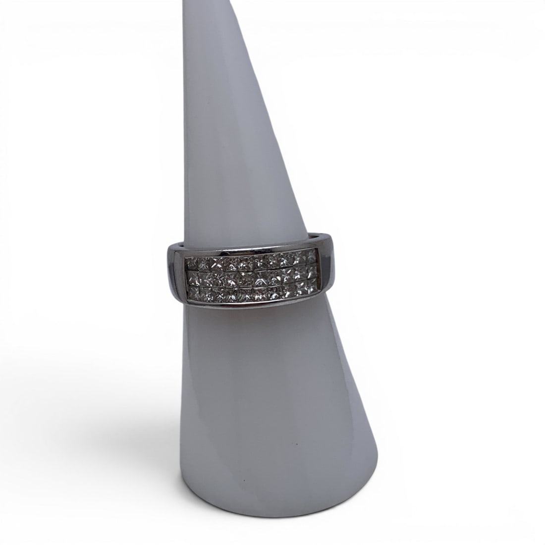 18k White Gold & Cluster Diamond Ring - 8