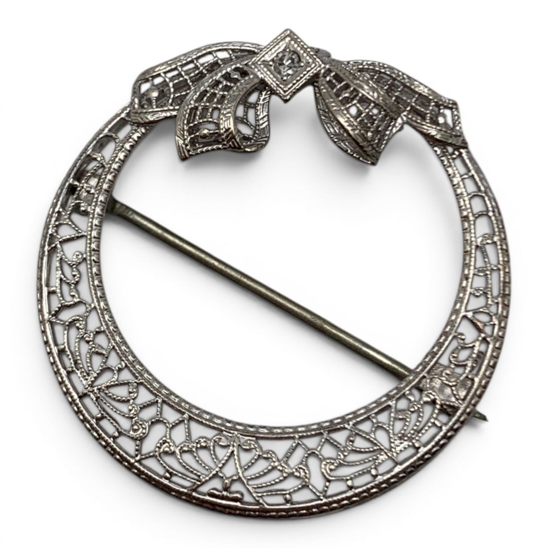 14k White Gold & Diamond Filigree Pin: 14k White Gold Pin With A Intricate Filigree Design Featuring 1 Round Cut Diamond Approx. 0.05ctMarked: 14k - 1 1/8" Long - 1.8 DwtGemstones Tested With Presidium Gem Tester Il - Berners Does Not
