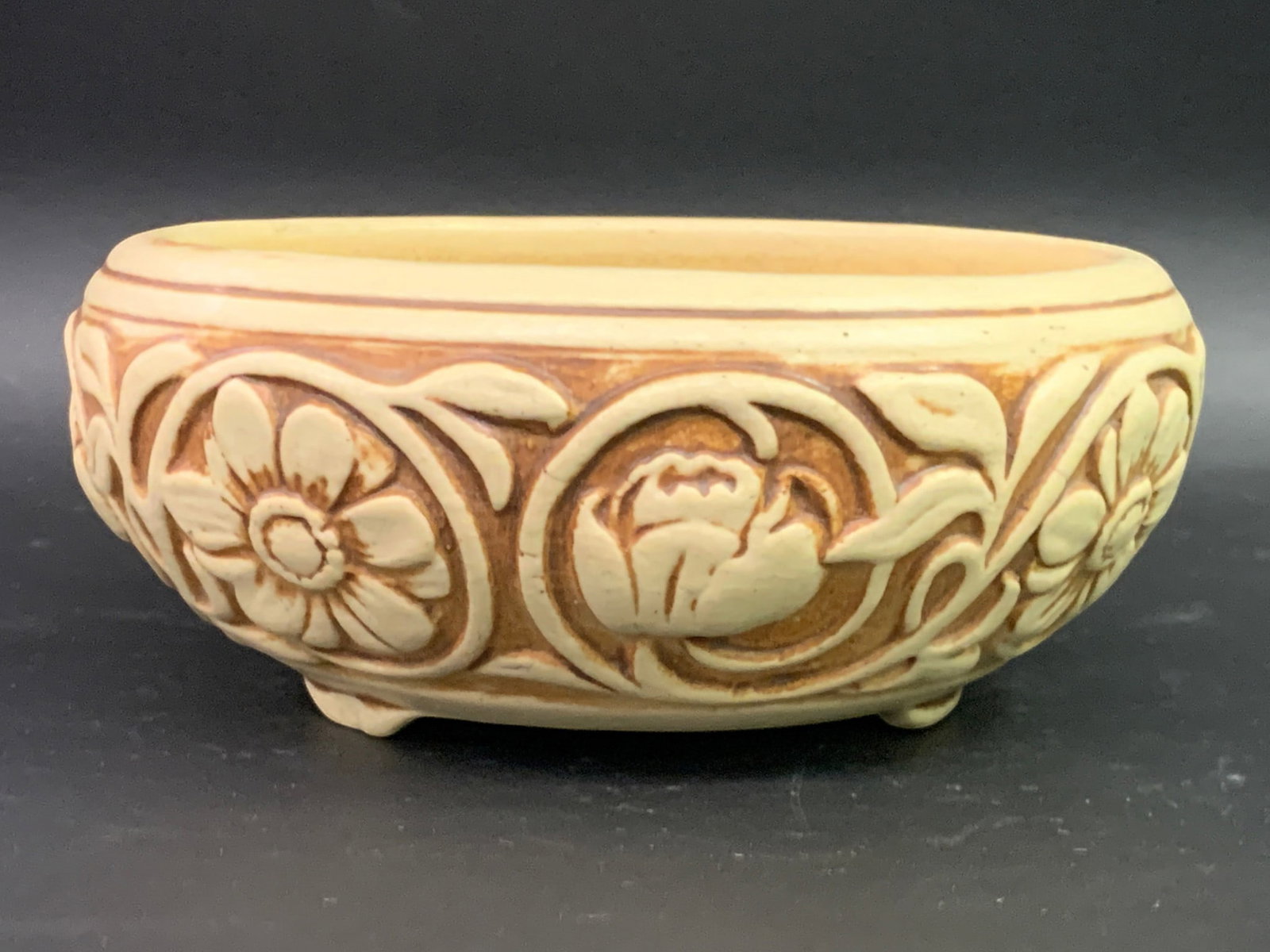 Weller Pottery Ivory Jardiniere (1 of 10)