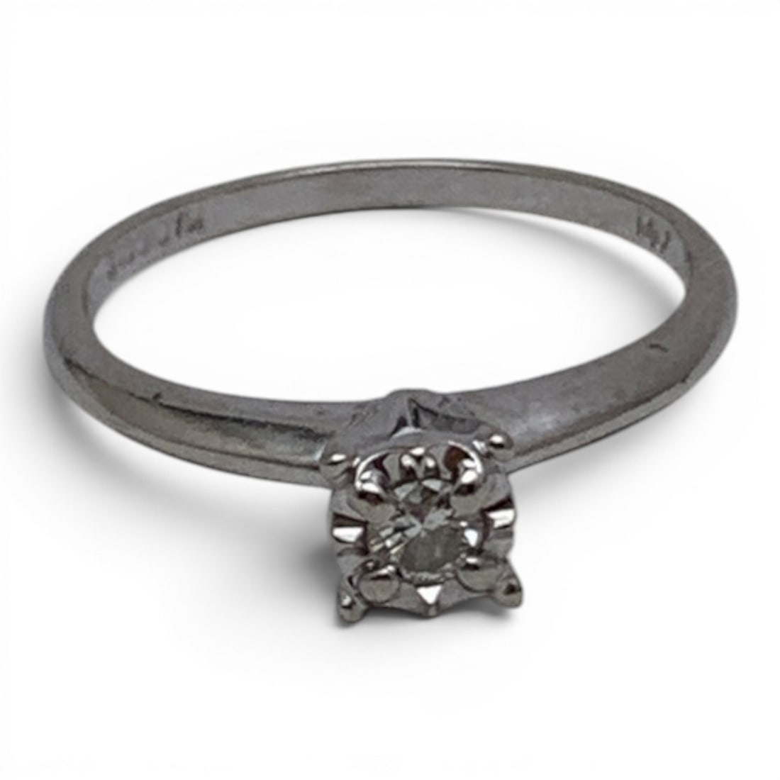 14k White Gold & Solitaire Diamond Ring: 14k White Gold Ring Featuring 1 Round Cut Solitaire Diamond Approx. 0.15ctMarked: 14k - Size 6.5 - 1.3 DwtGemstones Tested With Presidium Gem Tester Il - Berners Does Not Guarantee Authenticity Of