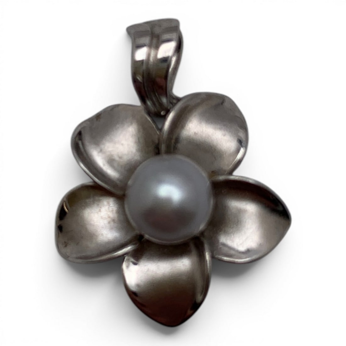 14k White Gold & Grey Pearl Flower Pendant: 14k White Gold Pendant With Flower Design Featuring A Grey Center Set Pearl Marked: 14k - 1" Long - 2.3 Dwt