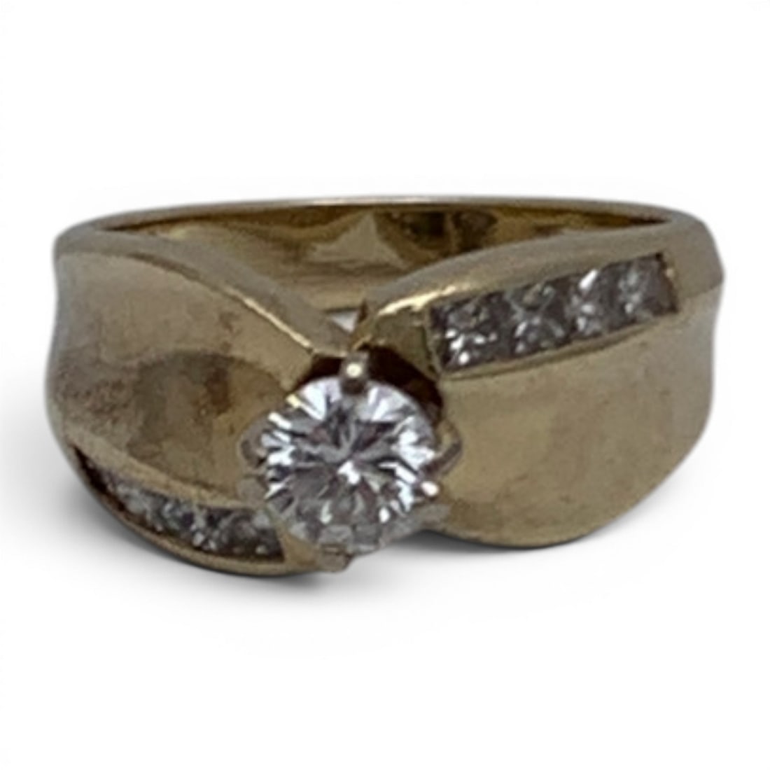 14k Yellow Gold & Diamond Ring: 14k Yellow Gold Ring Featuring 1 Prominent Round Cut Diamond Approx. 0.65ct Flanked By 8 Princess Cut Diamonds Approx. 0.06ct EachMarked: 14k - Size 4.25 - 3.4 DwtGemstones Tested With Presidium Gem