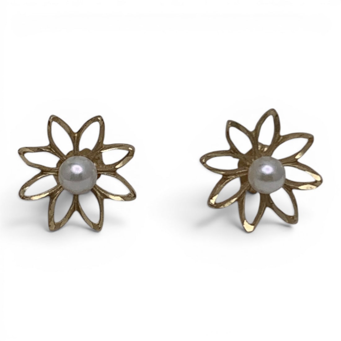 Pair Of 14k Yellow Gold & Pearl Floral Earrings: Pair Of 14k Yellow Gold Earrings With A Flower Design Featuring A White Pearl Set In The Center Marked: 14k - 1/2" Long - 1.0 Dwt