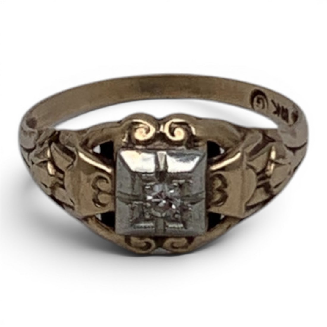 Vintage 10 Yellow Gold & Solitaire Spinel Ring: Vintage 10k Yellow Gold Ring Featuring A Round Cut Solitaire Spinel GemstoneMarked 10k - Size 6 - 0.6 Dwt