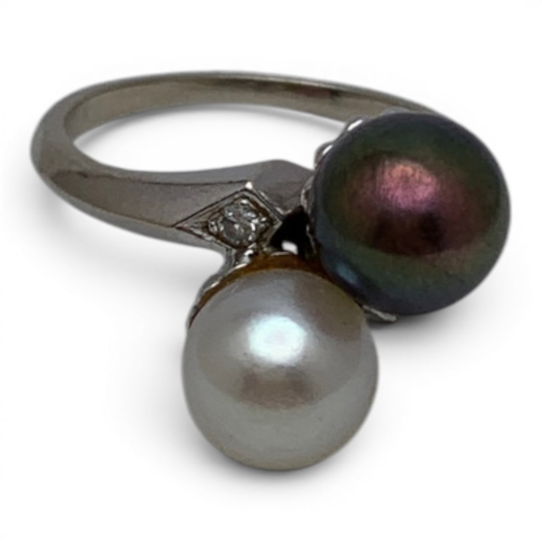 14k White Gold Diamond & Pearl Ring: 14k White Gold Ring With A Bypass Design Featuring 1 White & 1 Grey Pearl Flanked By 2 Round Cut Diamonds Approx. 0.05ct EachMarked 14k - Size 7.25 - 3.1 DwtGemstones Tested With Presidium Gem Tester