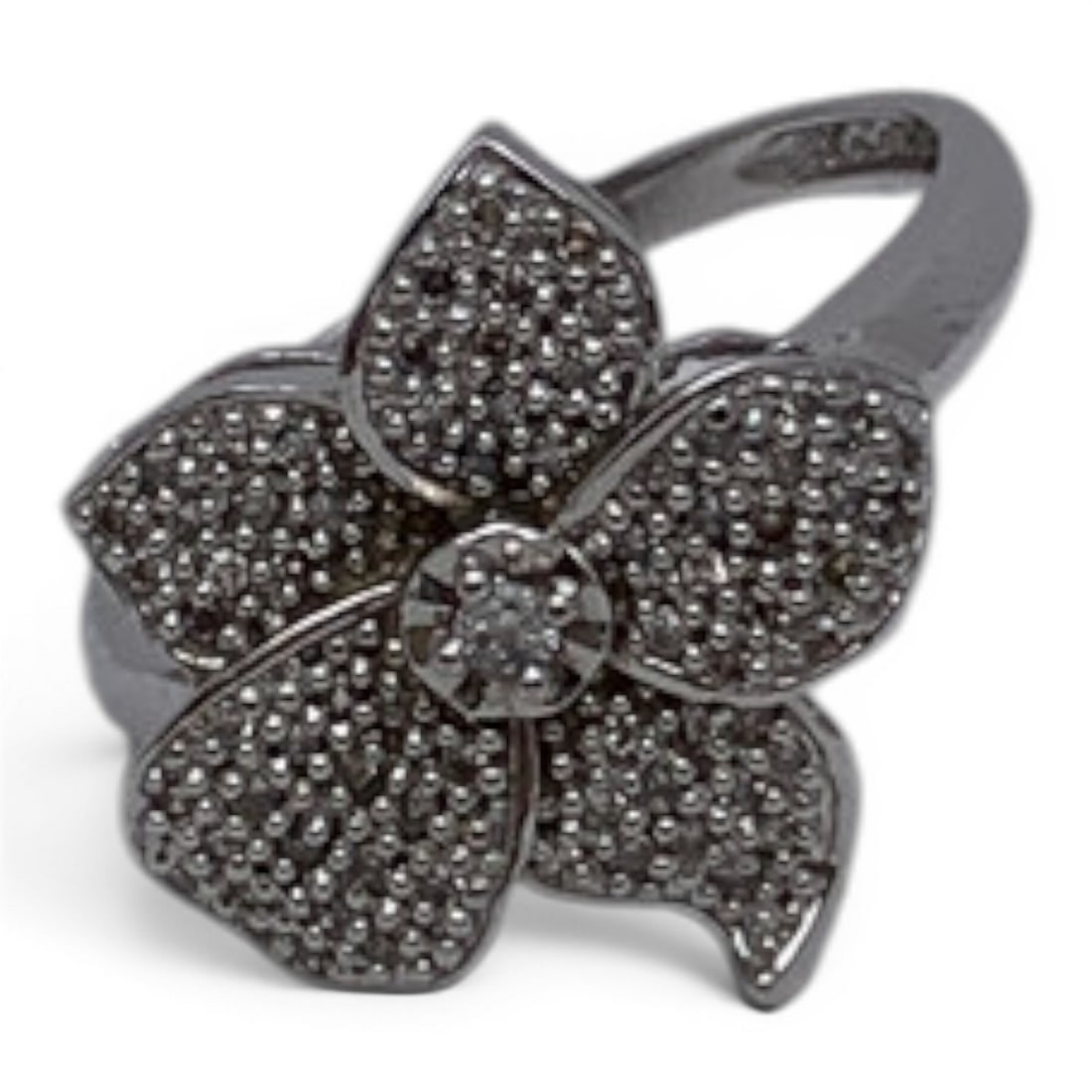 14k White Gold Sapphire & Diamond Flower Ring: 14k White Gold Ring With A Flower Design Featuring A Center Set Round Cut Blue Sapphire Gemstone. Set Along The Petals Of The Flower Are Round Cut DiamondsMarked 14k - Size 8 - 2.5 DwtGemstones