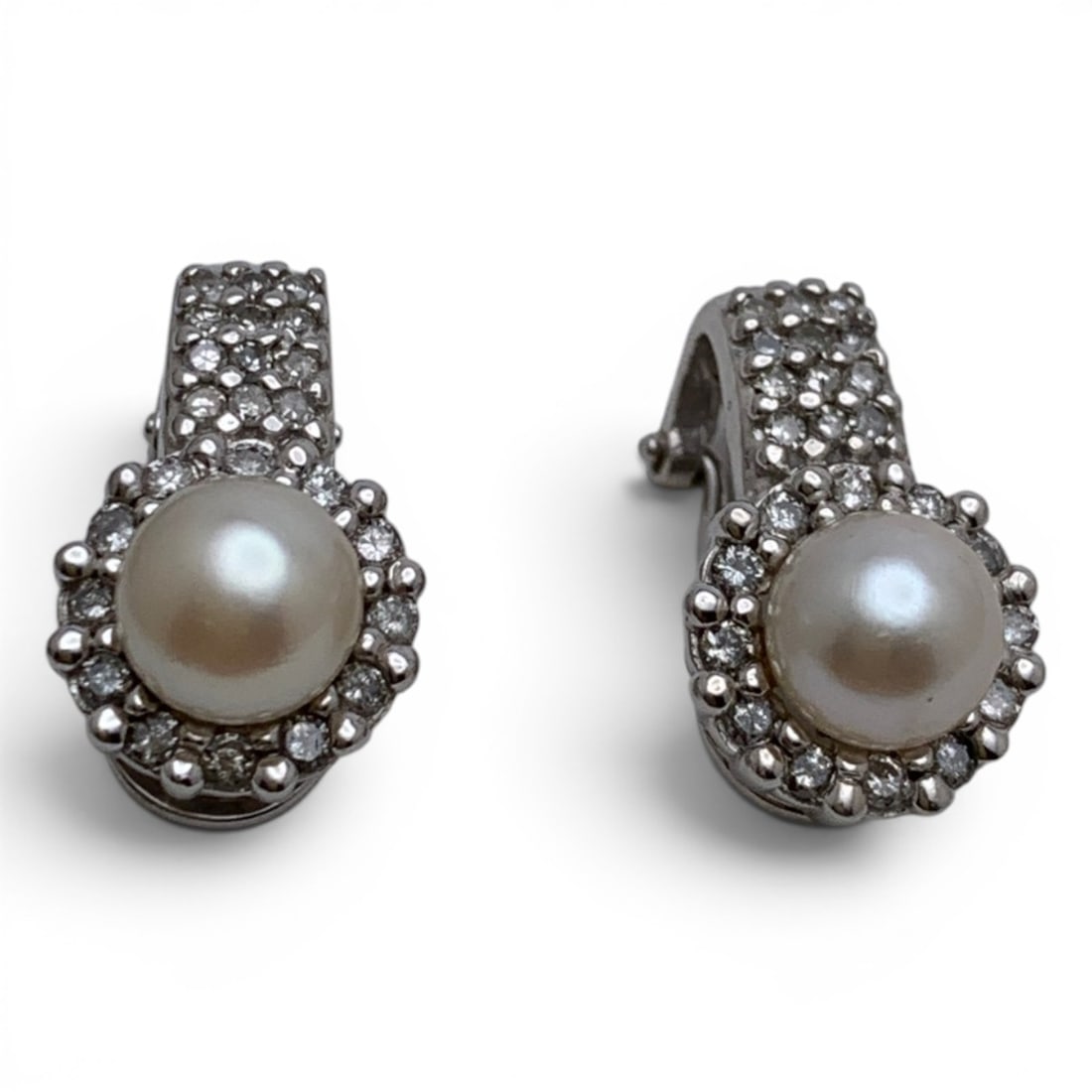 14k White Gold Diamond & Pearl Clip Earrings: 14k White Gold Clip Earrings Featuring A White Pearl & Round Cut White Diamonds Marked 14k - 5/8" Long - 3.5 DwtGemstones Tested With Presidium Gem Tester Il - Berners Does Not Guarantee Authenticity 