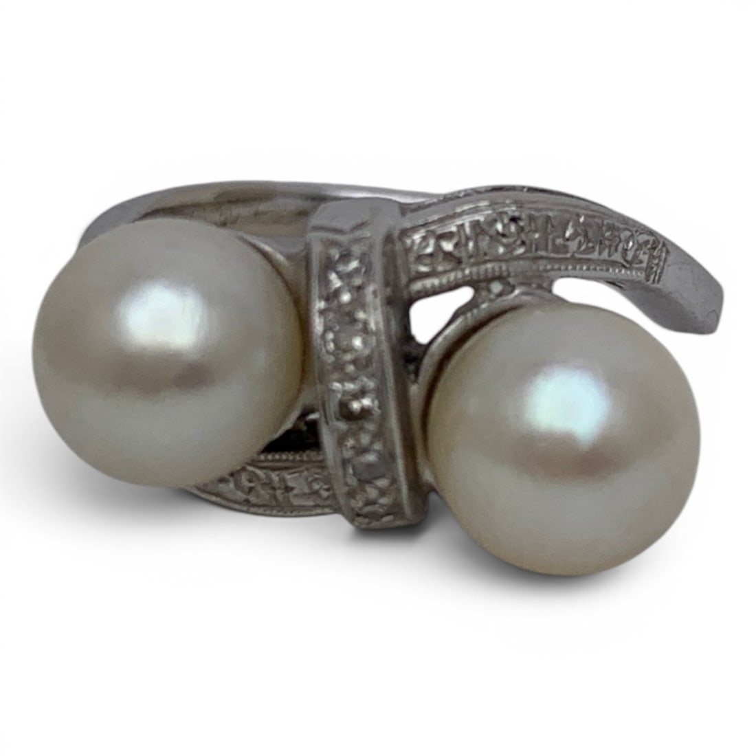 14k White Gold Diamond & Pearl Ring: 14k White Gold Ring Featuring A Bypass Design & 2 White Pearls With 5 Round Cut White Diamonds Approx. 0.014ct EachMarked 14k - Size 7 - 3.5 DwtGemstones Tested With Presidium Gem Tester Il - Berners 