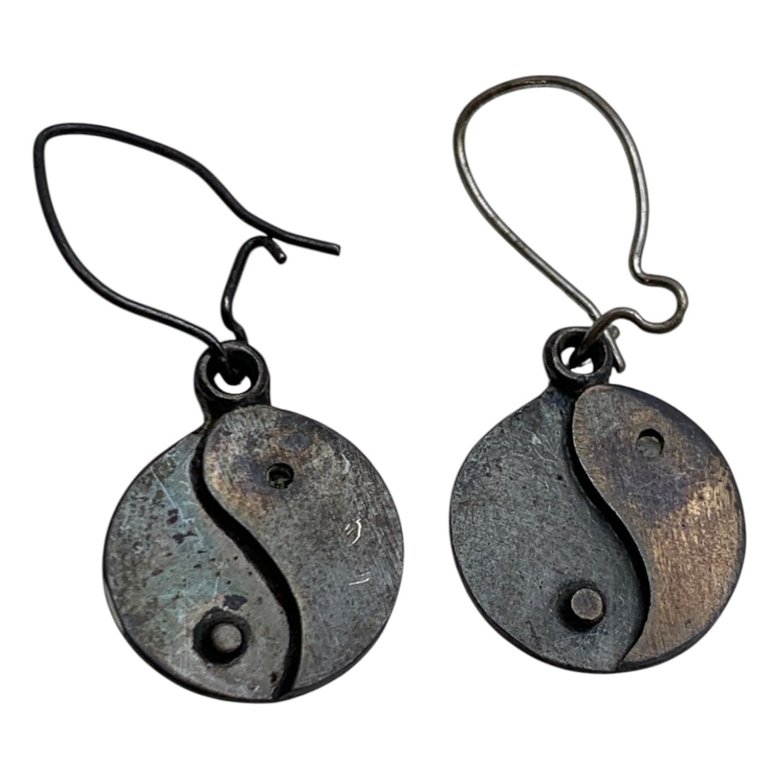 Pair Of Silver Yin Yang Dangle Earrings: Pair Of Silver Yin Yang Dangle Earrings Tests Silver - 1 1/4" Long - 3.2 Grams