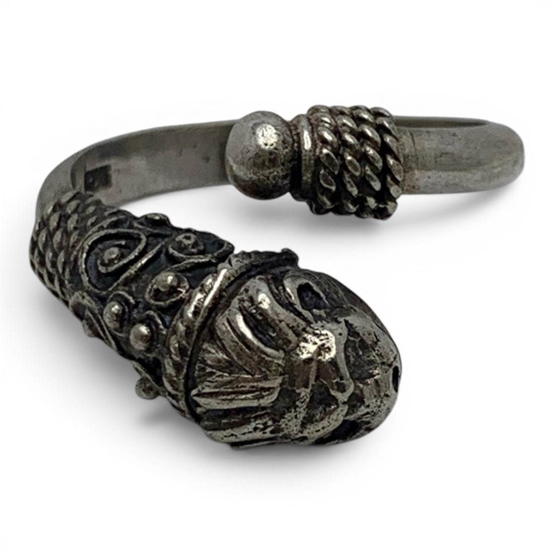 Sterling Silver Lion's Head Ring: Sterling Silver Ring Featuring A Lion's Head On One End Of The Ring Marked 925 - Size 8.5 - 4.4 Grams