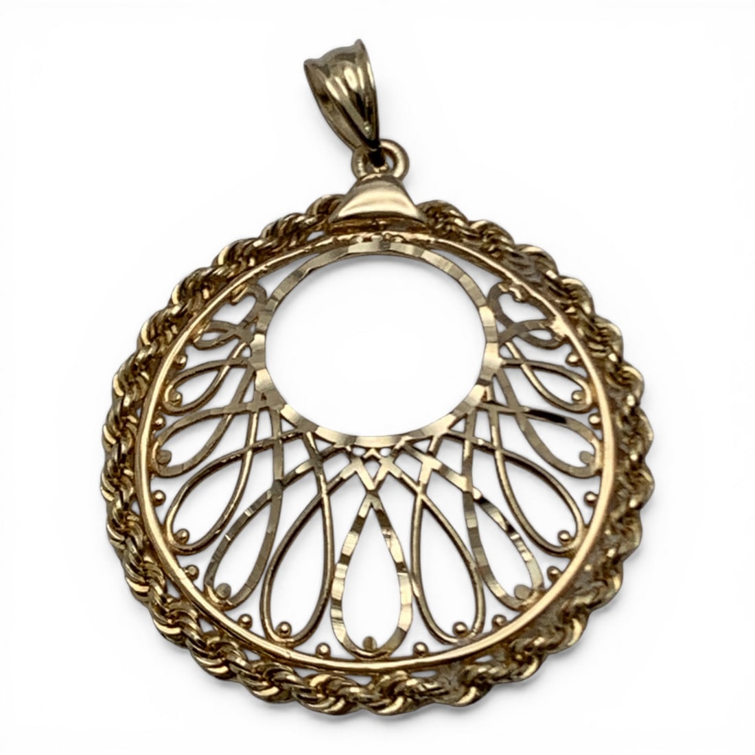 14k Yellow Gold Filigree Circular Pendant: 14k Yellow Gold Circular Pendant Featuring An Intricate Openwork Filigree Design.Marked 14k - 1 3/8" Long - 1.1 Dwt