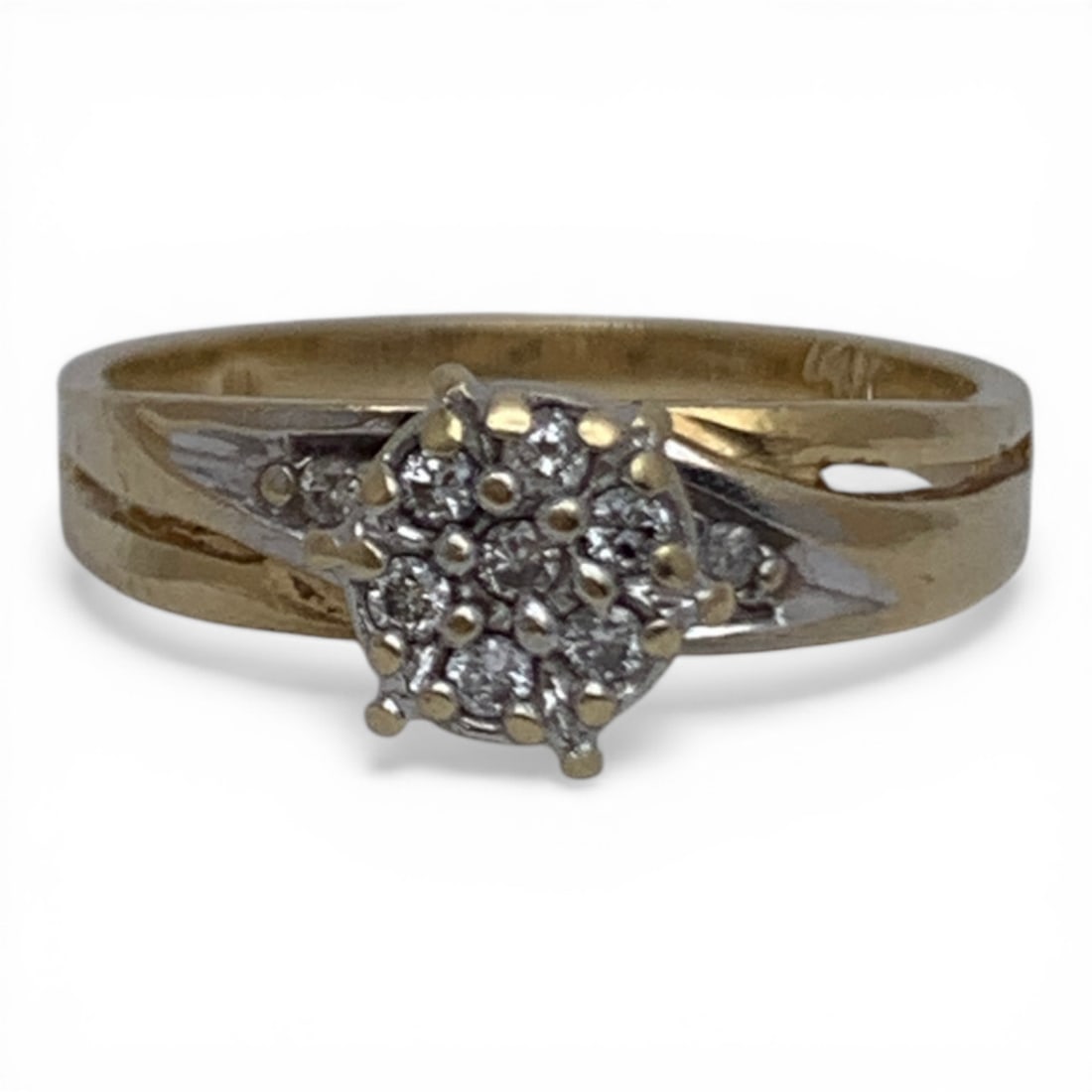 14k Yellow Gold & Diamond Ring: 14k Yellow Gold Ring Featuring 7 Round Cut Diamonds Set On A Raised Plateau Approx. 0.02ct Each Flanked By 4 Round Cut Diamonds Approx. 0.025ct Each. 11 Total Diamonds & Approx. 0.24ctw Of Diamonds