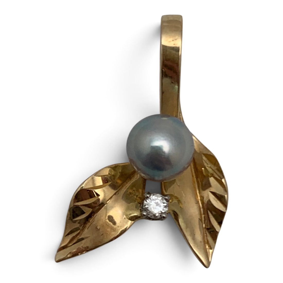 14k Yellow Gold & Diamond Pendant: 14k Yellow Gold Pendant With An Etched Leaf Design Featuring A Grey Pearl & A Round Cut White Diamond Approx. 0.05ct.Marked: 14k - 7/8" Long - 1.1 DwtGemstones Tested With Presidium Gem Tester Il -