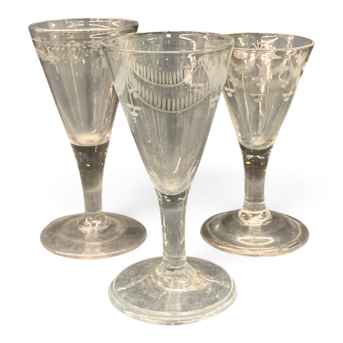Set Of 3 Stiegel-type Stemmed Glasses: 3 Antique Stiegel-type Stemmed Hand Blown Glasses Featuring A Copper Wheel Engraved Design 4" & 4 1/2" Tall