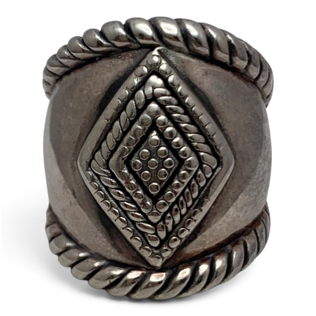 Sterling Silver Ring: Sterling Silver Ring With A Textured DesignMarked: 925 - Size 6 - 5.9 Grams