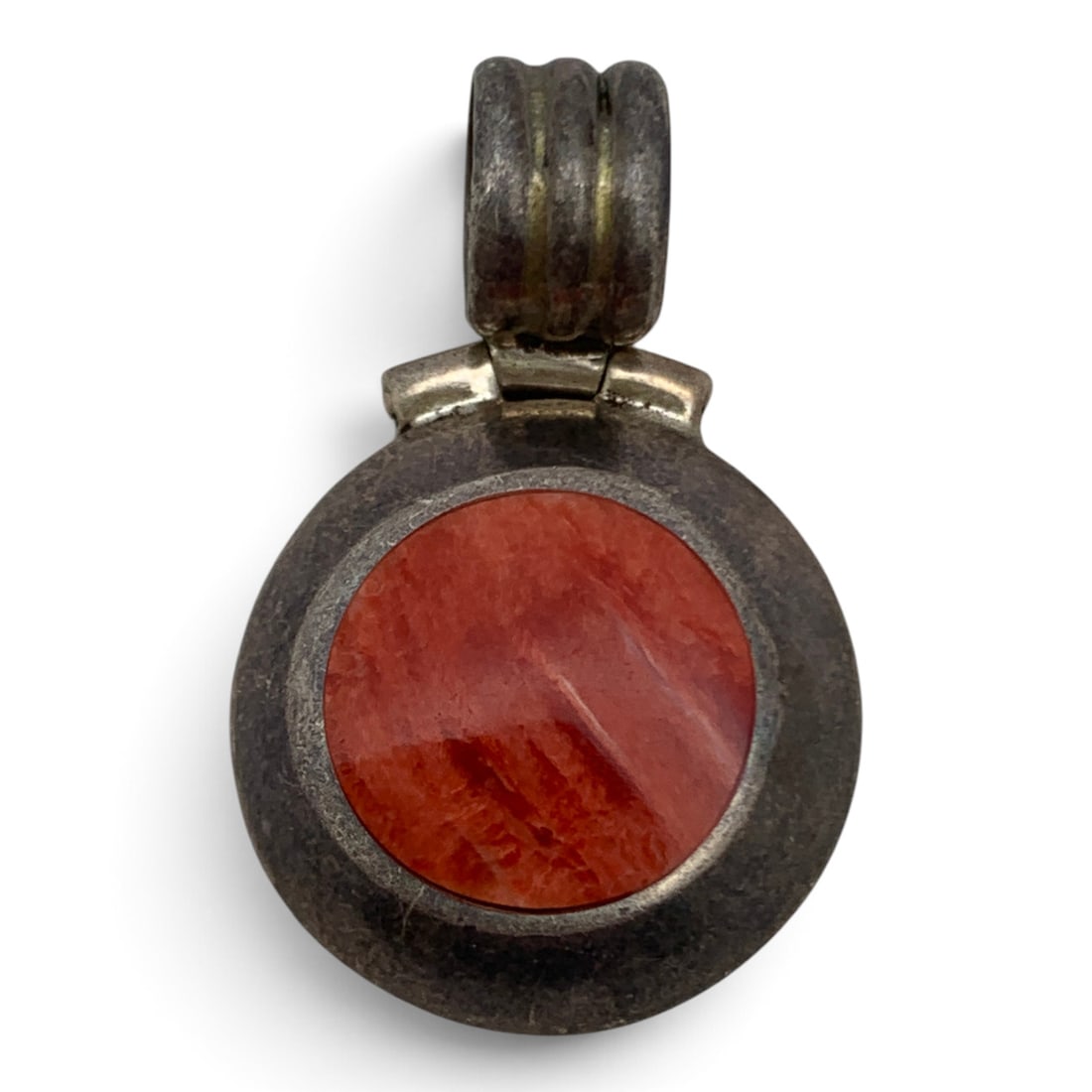 Peru 850 Silver & Red Coral Pendant: Peru 850 Pendant Featuring A Circular Red Coral Stone Marked: 850 - 1 1/4" Long - 5.3 Grams