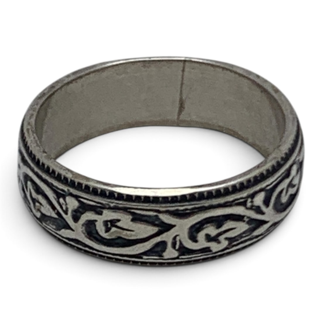 Vintage Sterling Silver Ring: Vintage Sterling Silver Ring Featuring A Textured Band DesignMarked: 925 - Size 6.25 - 3.8 Grams