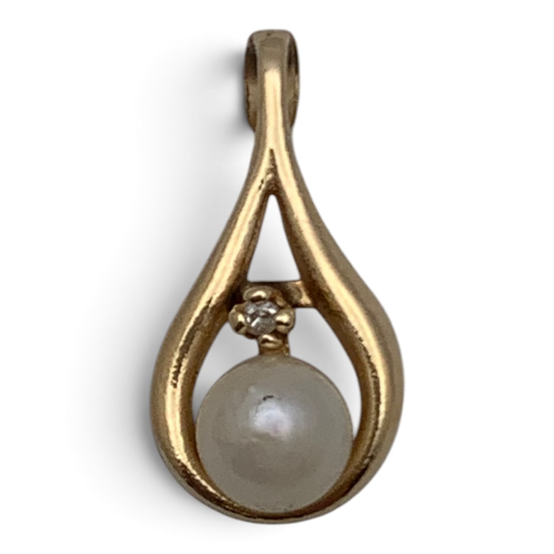 14k Yellow Gold Diamond & Pearl Pendant: 14k Yellow Gold Pendant Featuring A White Pearl & A Round Cut White Diamond Approx. 0.02ct.Marked: 14k - 3/4" Long - 0.5 DwtGemstones Tested With Presidium Gem Tester Il - Berners Does Not Guarantee