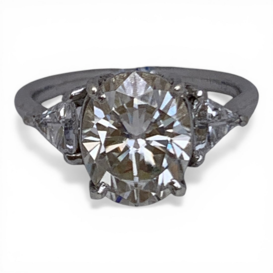 14k White Gold And Clear Stone Ring: Vintage 14k White Gold Ring Featuring A Prominent Oval Cut Clear Stone. Flanked By Two Triangle Cut Clear Stones.Marked: 14k - Size 6 - 2.0 DwtGemstones Tested With Presidium Gem Tester Il - Berners