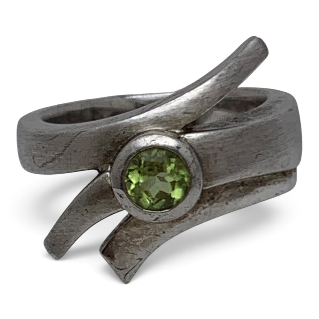 Sterling Silver & Green Stone Ring: Vintage Sterling Silver Ring With A Bypass Design Featuring A Solitaire Round Cut Green StoneMarked: 925 - Size 8 - 8.6 Grams