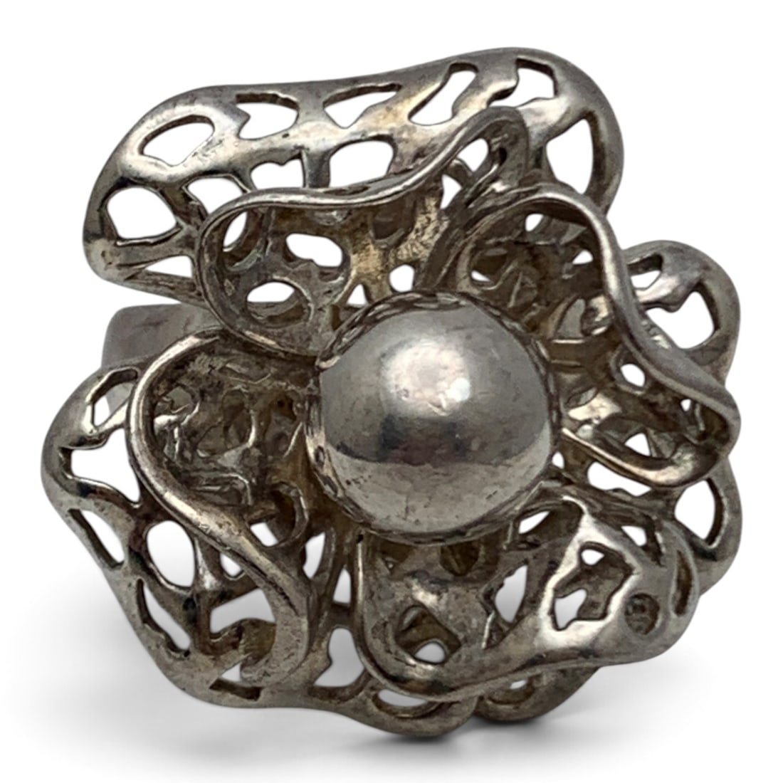 Sterling Silver Flower Ring: Sterling Silver Ring With A An Open Work Flower Head Design Marked: 925 - Size 9 - 12.8 Grams