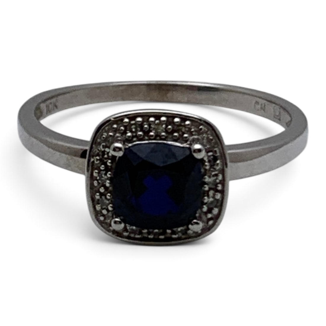 10k White Gold Diamond & Blue Sapphire Ring: 10k White Gold Ring Featuring A Center Set Blue Sapphire Gemstone Surrounded By Round Cut White Diamonds Marked: 10k - Size 9 - 1.5 DwtGemstones Tested With Presidium Gem Tester Il - Berners Does Not 