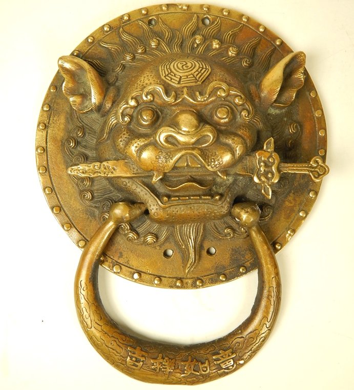 ANTEQUE CHINESE BRASS DOOR KNOCKER: 17 X 12.5 CM