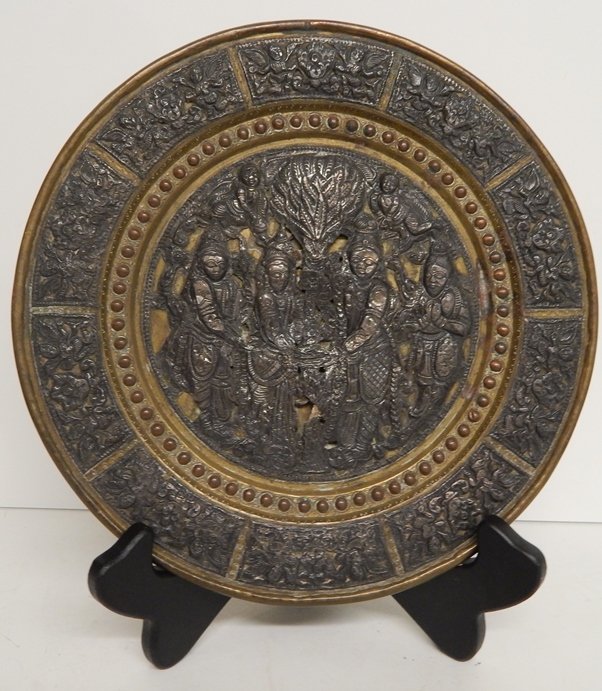 ANTIQUE THAI RELIEF CHARGER: 19TH.C 23CM ROUND
