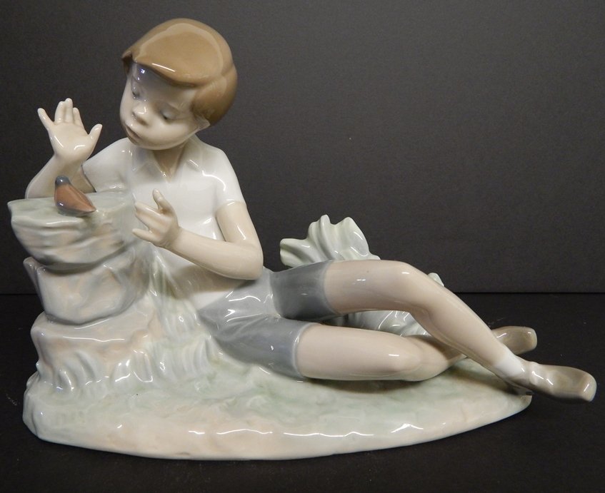 LLADRO "BOY W/ BIRD" STATUE: 14X21 CM