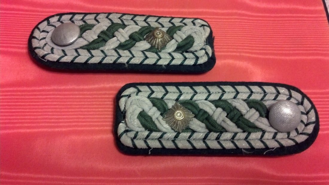 German Officer Police Customers Shoulder Insignia WW2: 1940's type German Officer Shoulder Insignia. From the private collection of the former VP of TWA Airlines during the 1950's who served with the Nazi Luftwaffe during WW2 before being a pioneer in the