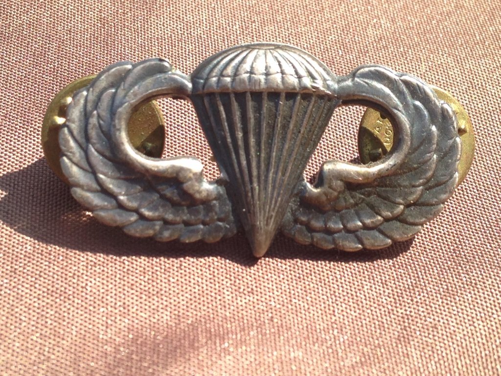 U.S. Military Paratrooper Pin post WW2 Era Insignia: United States Military issue Paratrooper Airborne insignia awarded for becoming a combat paratrooper. Marked on reverse, Post ww2 era. Original brass pin backs included.