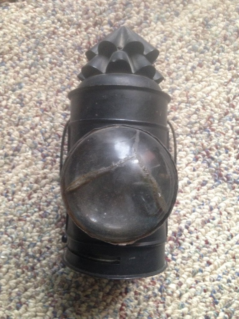 Antique Train Light Signal United States Transportation: Antique metal signal lamp with very large glass lens (cracked) and burner inside with almost all of its original rope un burnt, can be restored to working condition or kept in state. From Western Unio
