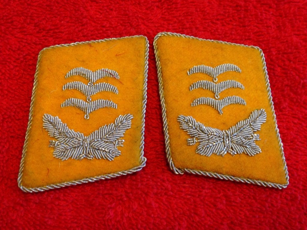 WW2 German Nazi Bullion Luftwaffe Collar Tabs: Pair of World War 2 German Luftwaffe Bullion Collar Tabs. Rare in excellent condition. Tunic Removed, from Veteran's Estate Collection.