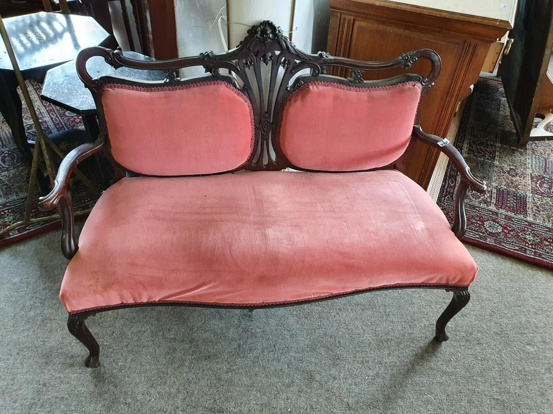 A late 19th Century Mahogany Show Frame Couch. (1)(15): A late 19th Century Mahogany Show Frame Couch. W 137cm approx. (1)(15)