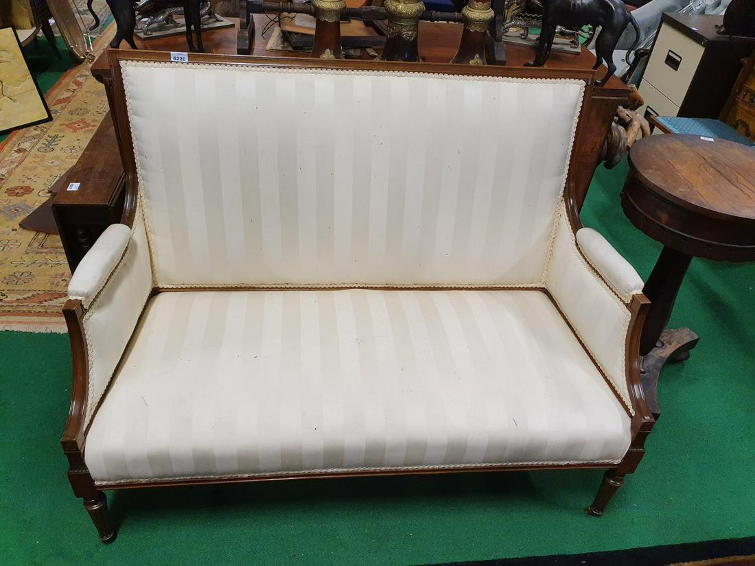 An Edwardian Mahogany Show Frame Couch with turned: An Edwardian Mahogany Show Frame Couch with turned fluted supports. W 130cms. (1)(20).