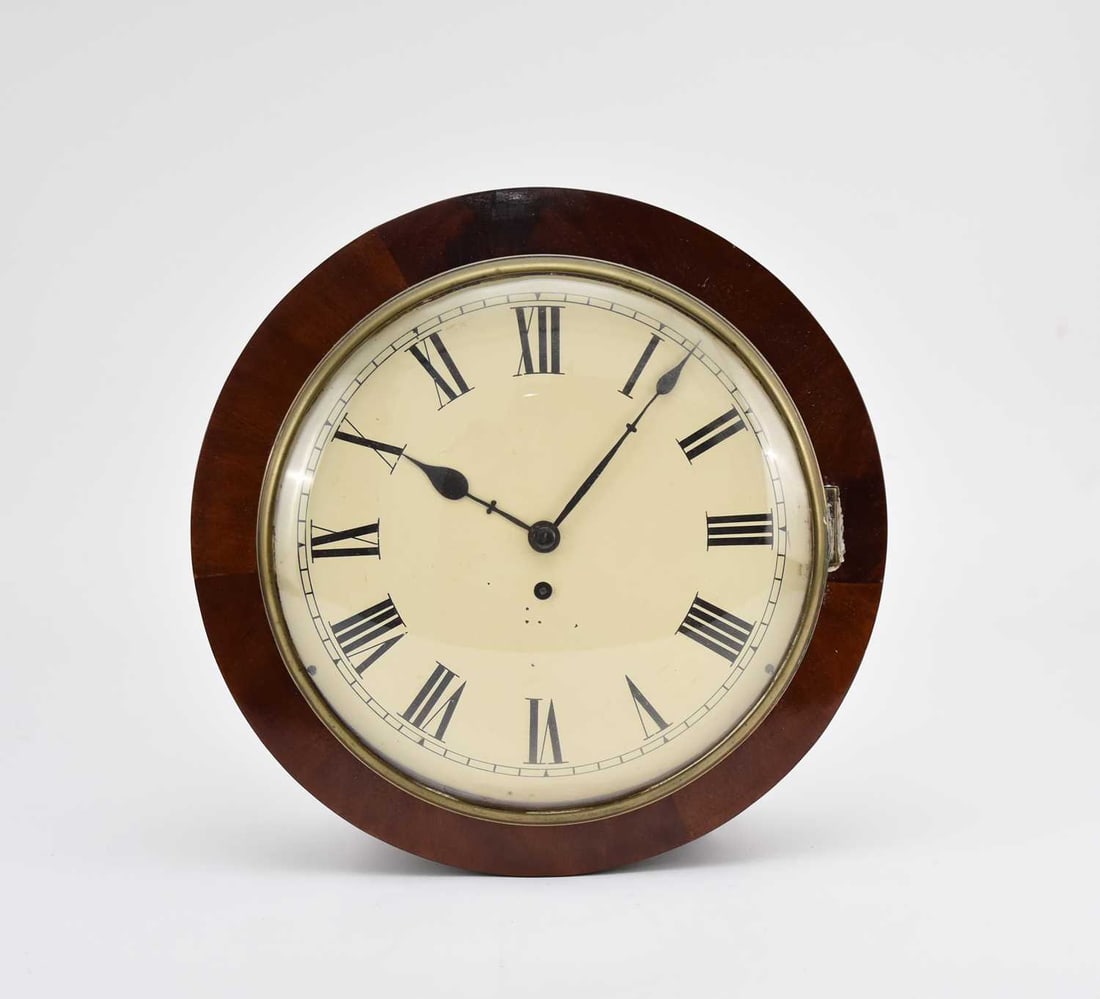 A mahogany circular fusee wall clock: A mahogany circular fusee wall clockEarly 20th century, the 12 inch white enamel dial with Roman chapter.40cm dia.