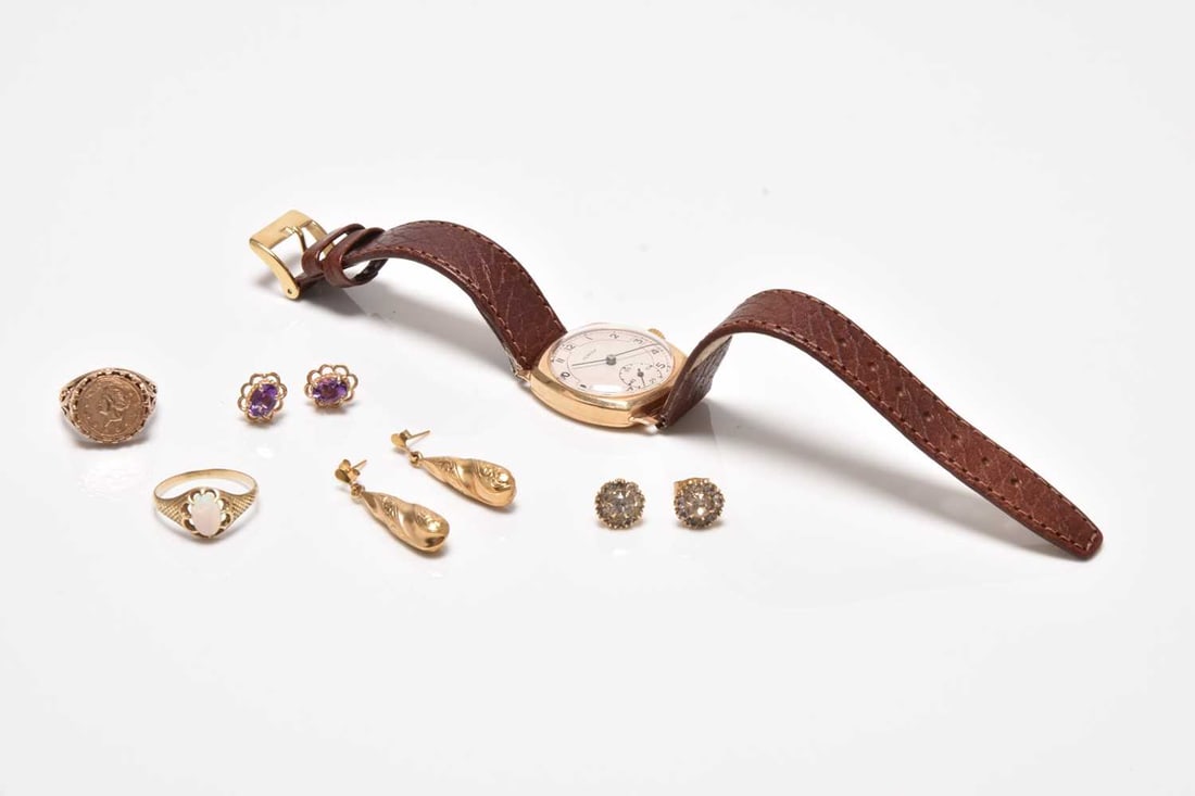 A small collection of jewellery (1 of 2)