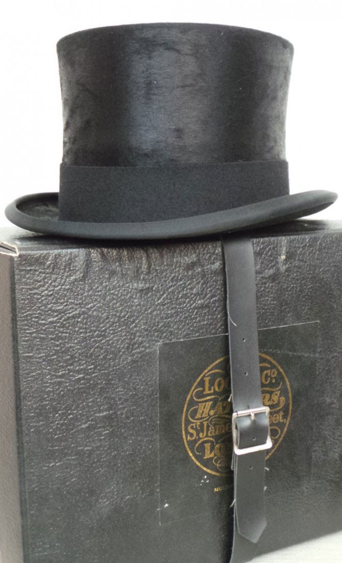 A very fine fur felt top hat by 'Lock & Co.' Size 7: A very fine fur felt top hat by 'Lock & Co.' Size 7 3/8. Very nice condition and in box.