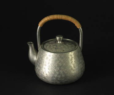 Silver Tea Pot Republican Period: 民国手工银制提梁壶(底刻本锡款) Height:12.5cm