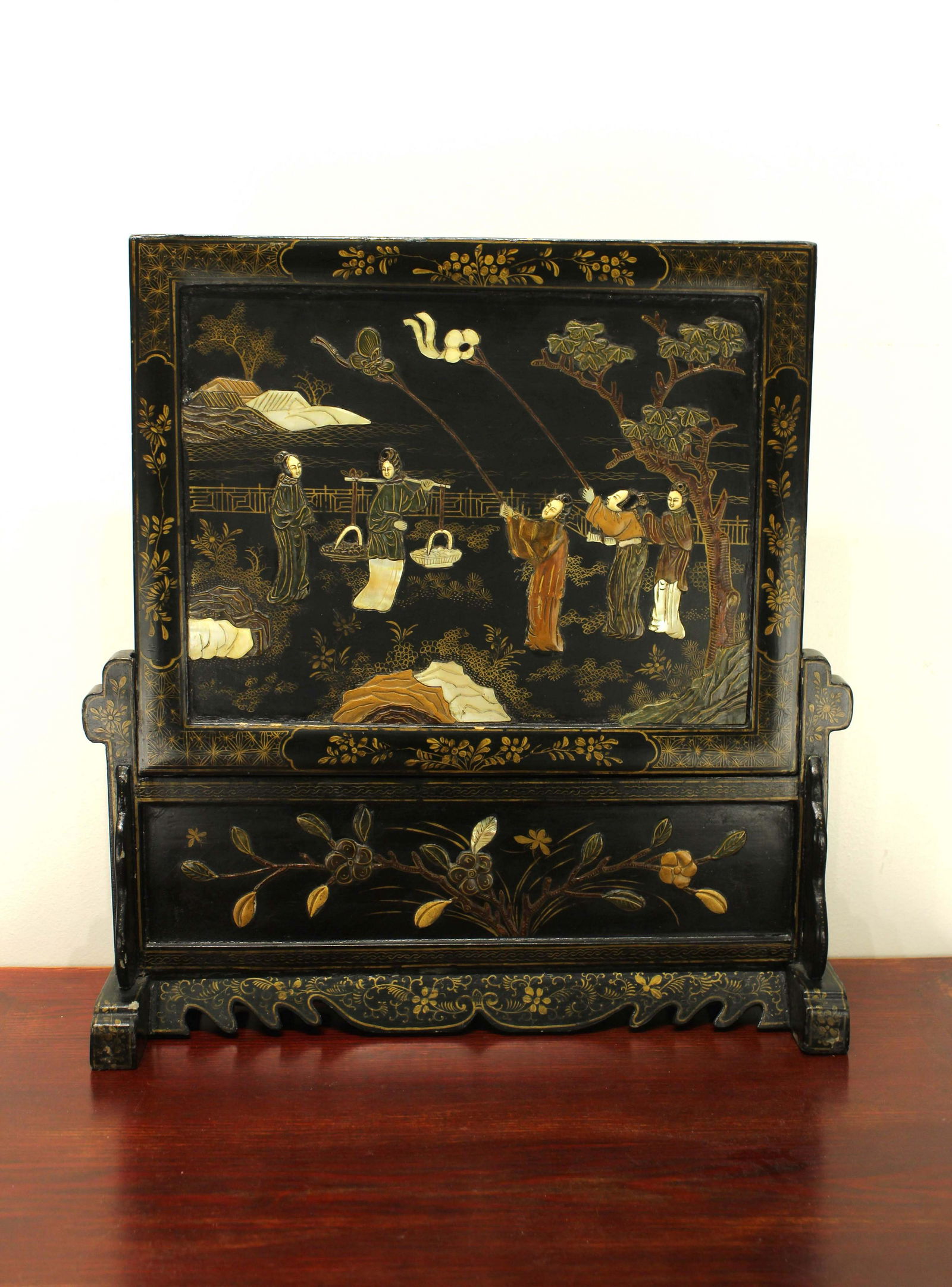 Black Lacquerware Gilt Story Table Screen Late of Qing: 晚清黑漆描金人物故事纹台屏 Size:44x47cm