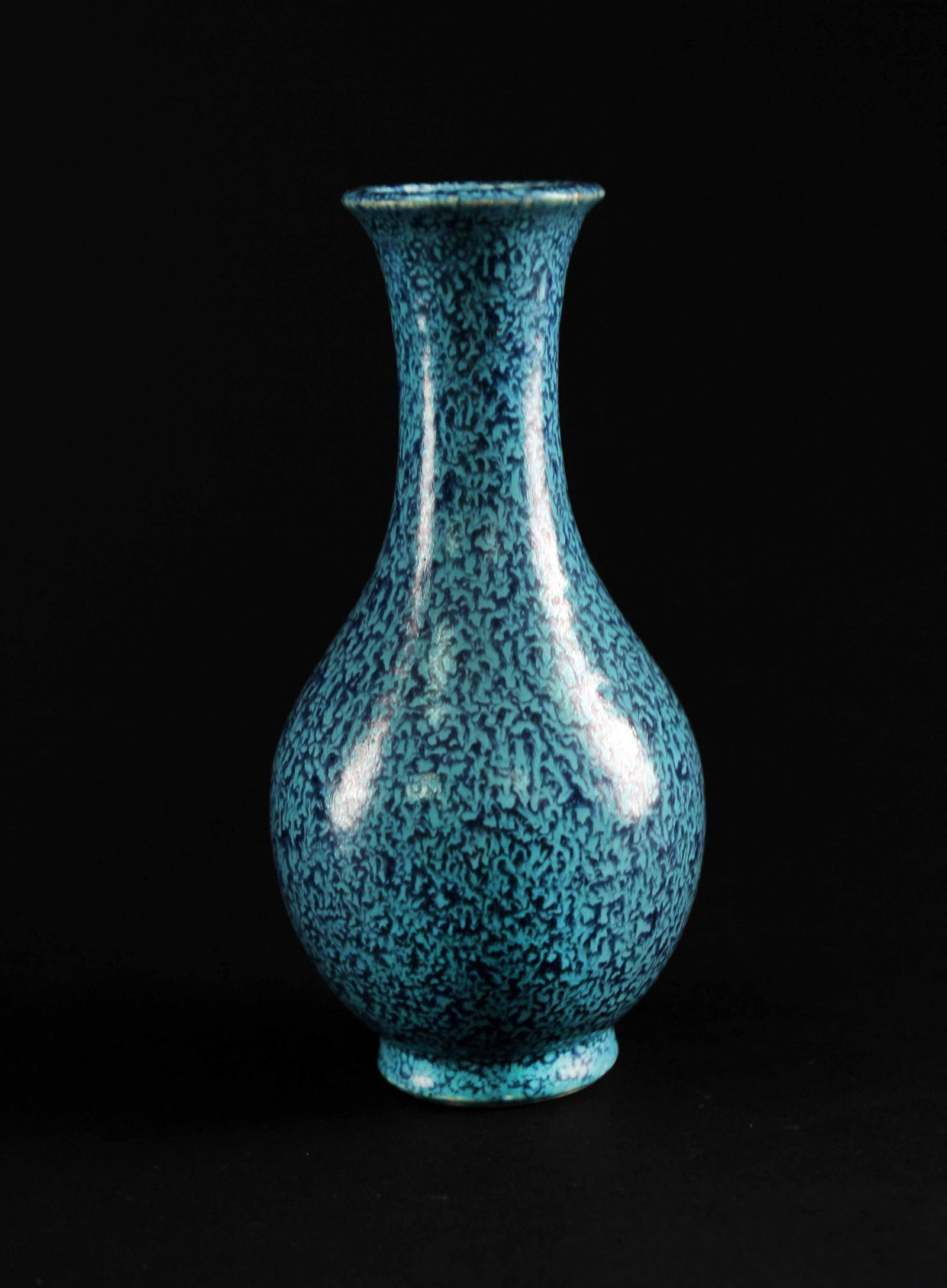 Robin's Egg Glaze Vase Qing Dynasty: 清代炉钧釉小瓶 Height：13cm来源于1986年苏富比公司Win from Sotheby's in 1986.