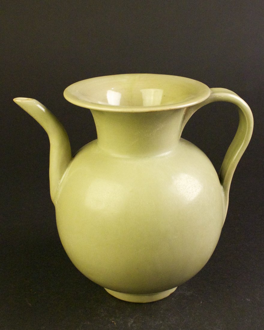 Yue Kiln Green Glaze Pot: 越窯壺. Republick Period. Heighth: 18cm