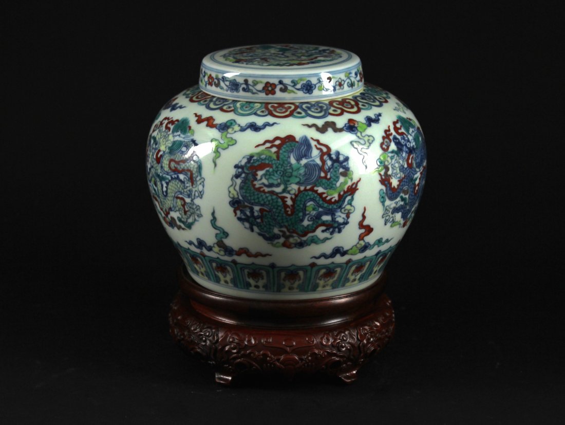 Dou-Cai Dragon Jar with Cover Republican Period: 民国制成化款青花斗彩团龙纹盖罐 Diameter：16cm