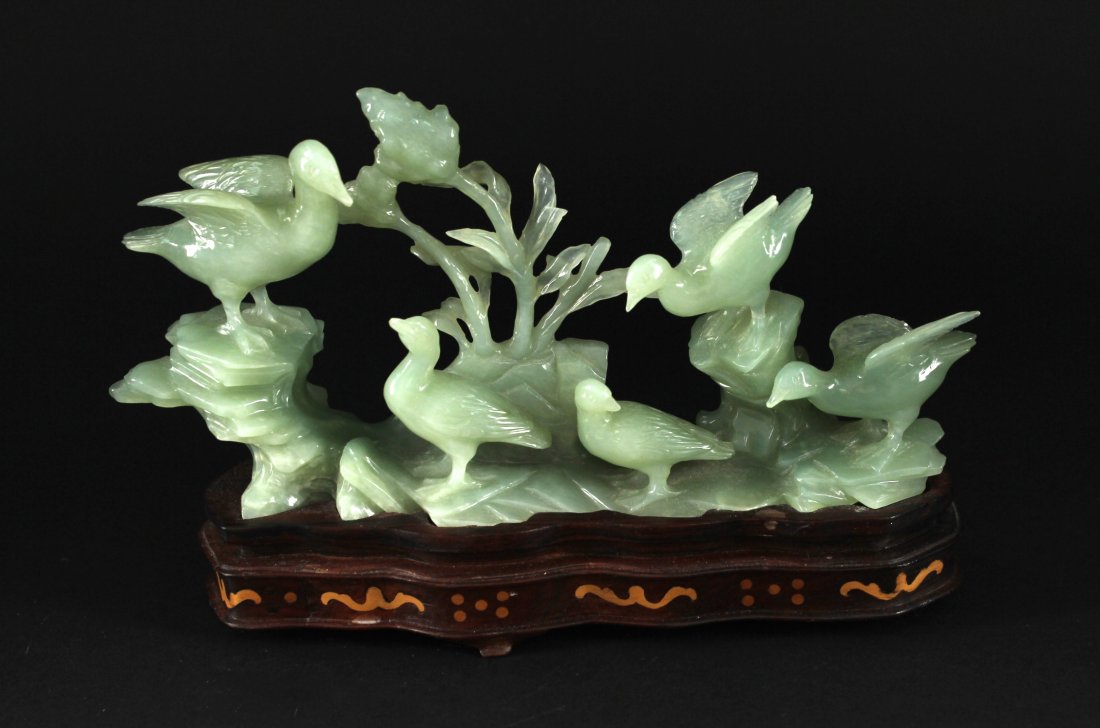 Green Jade Five Birds Decorative Item: 创汇期精品岫玉雕水鸟摆件（配镶嵌黄杨木纹饰酸枝木原