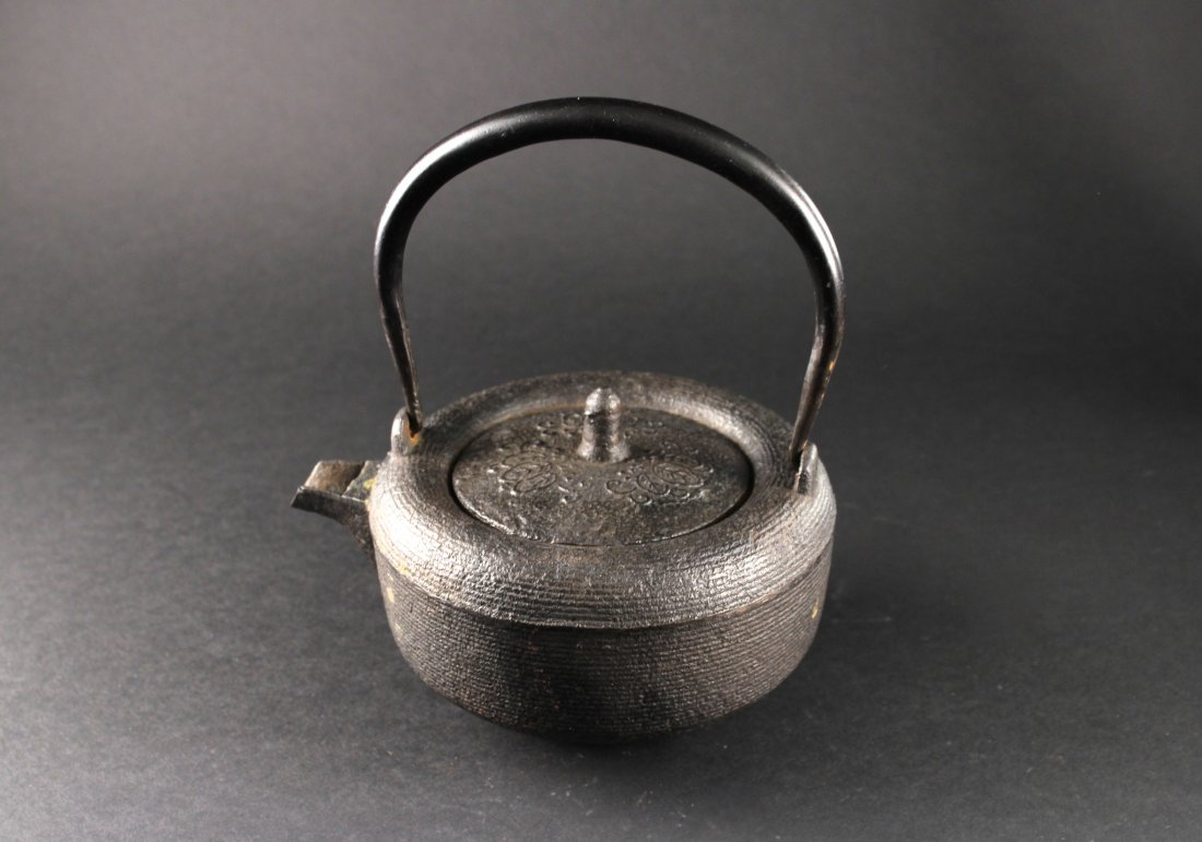 Antique Japanese IronTea Pot: 日本古董铁壶 Diameter：11cm