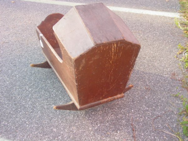 18th c. American cradle in red - 2