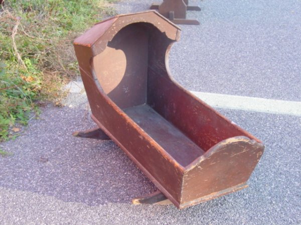 18th c. American cradle in red - 4