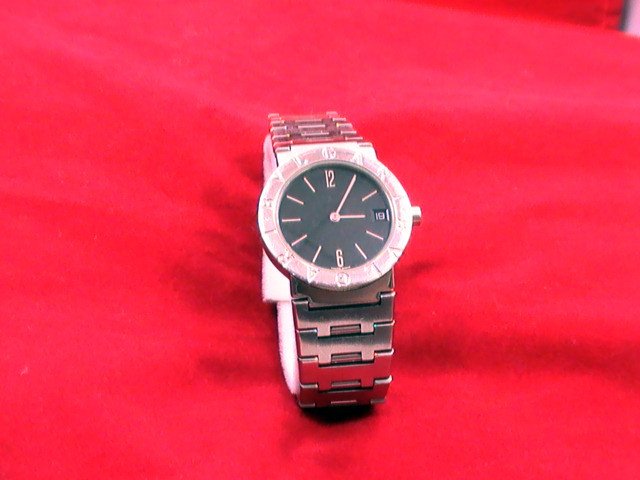 Bvlgari BB 30 SSD Stainless Steel Mid size 33mm unisex: Bvlgari Scuba bb30ssd DETAILS Manufacturer: Bvlgari Model: Scuba Model #: bb33ssd Materials: Stainless Steel Case size: 33 mm Gender: Unisex Dial: Black Arab#S dial Movement: Quartz Functions: Date Co