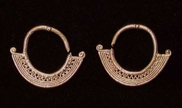 FINE SINU GOLD EARRINGS: PAIR OF SINU GOLD EARRINGS, ca. 500 AD. Excellent condition & very fine workmanship. 0.6", 0.88 gm., a very fine and delicate pair. Provenance: An extensive East Coast Pre-Columbian collection. Acquir